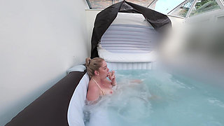Hot Tubbing Hottie