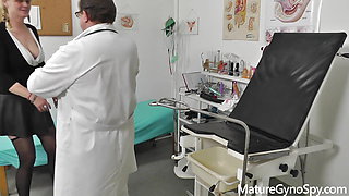 Mature gyno fetish - perverted gynecologist records his mature female patient on camera