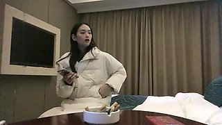Li Xunhuan Tanhua made an appointment with a slim girl in white coat