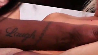 Ebony skin knows how to attract the attention of the blonde to fuck her