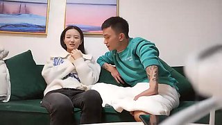 Amateur jungler has made a date with a pretty girl on the sofa 1