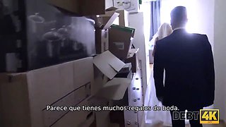 Debt4k. esposa cachonda engaña a su marido por dinero en efectivo delante de él