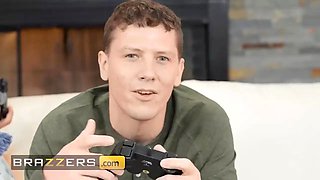 David leaves his homie to play his game alone & heads to fuck his step-mom Hot Ass Hollywood - brazzers