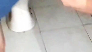 Bathroom Me Nahati Hui Bhabi Ko Dekhkar Mene Kar Diyi Uski Thukai