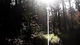 Deutsche MILF masturbiert allein im Wald