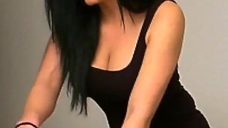 Iron handjob before to go out clubbing