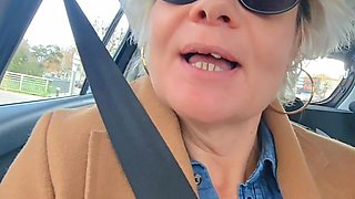 MILF Chaude Et Sexy En Voiture