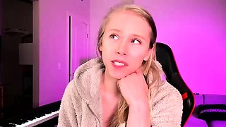 Amateur Blonde Teen Plays Solo with Toy Webcam Porn
