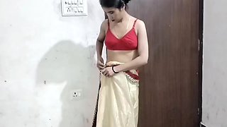 Li Ya - Desi Bhabhi Ka Saree Kholte Huye Video Bna