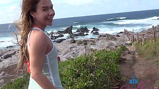 Sexy babe Summer Vixen enjoys sucking a cock in the car