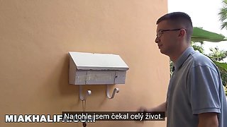 Mia Khalifa - arabská pornohvězda učí innocent, jak mít sex se ženou