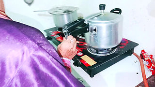 Xxx masakan India devar bhabhi Dolly singh ki chudai Desi Chudai video khana banati Dolly singh Ki