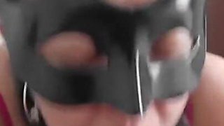 Convenci a Mi Empleada De Dejarse Grabar Con Mascara Chupandome La Verga