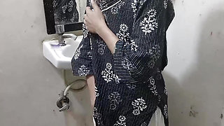 Naukrani ko chod kar bur se paani nikala