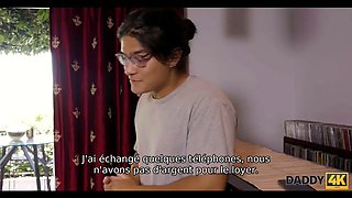 Daddy4k. teenager sweet ginger suce une vieille nibble pour obtenir de l'argent pour le loyer