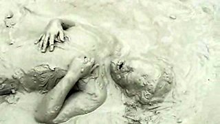 Asian girlfriend outdoor fucked and creampied