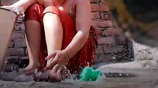 Desi hot sexy bhabhi's bathing MMS video leaked