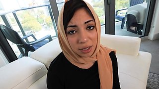 Doctor has a cure for fasting Arab girl