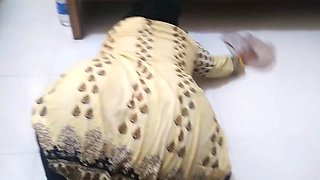 زوجة الاب السعودية الجميلة عالقة في التنظيف تحت السرير - Saudi Milf Stepmom Gets Stuck Under Bed