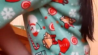 My Girlfriend and I Are Mutually Masturbating in the Kitchen While Our Housekeeper Is Preparing Breakfast