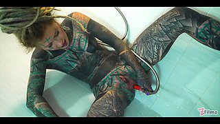 Heavily tattooed Anuskatzz fucks her ass in the shower