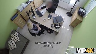 Blondes Fraulein Hat Sex Fur Bargeld Mit Hubschen Kredit-agent
