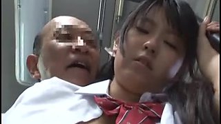 jeune écolière jap est séduit par le vieil homme en bus