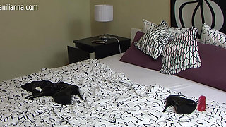 Sophisticated masturbation show in which Wanilianna is fucking her cunt in brown RHT nylon stockings.