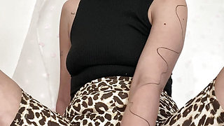 The leopard turns you on, but my legs?😏