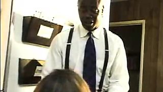 Recepcionista con ganas de polla seduce a su jefe negro