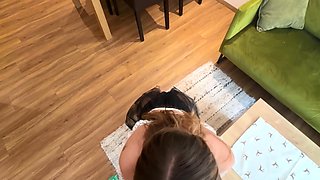 elle m attendait en tenue de femme de ménage