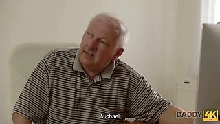 Daddy4k. pasándola bien sobre la polla de su suegro