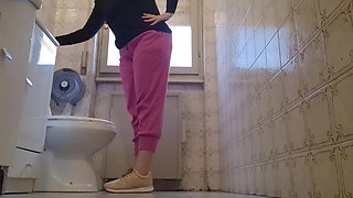 Real Farts in Fancy Restaurant Bathroom 4K