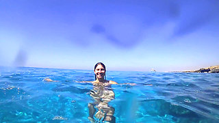 Stunning Girl Swims Nude on Public Beach