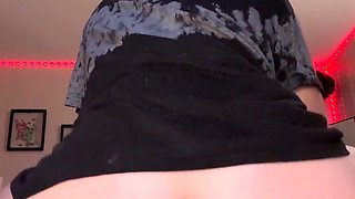 Bubble butt amateur goes solo with a toy in the powder room