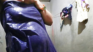 Indian Romantic Sex In Bathroom 🚿 Fingring In Pussy