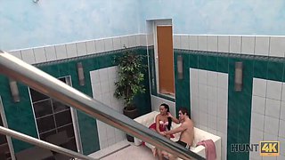 Hunt4k. sexabenteuer im privaten swimmingpool