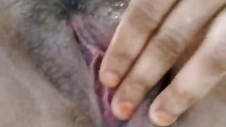 Jannat Bhabhi put a finger in her pussy and drained the water