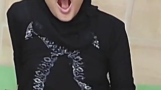 Muslim Bhabi Ne Hathodi Apni Chut Me Daal Di