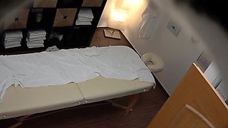 Masseur rams an amateur ass in a massage parlor