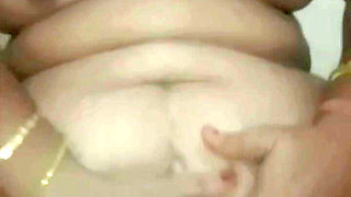 Desi Aunty Shows Her Body to Boyfriend