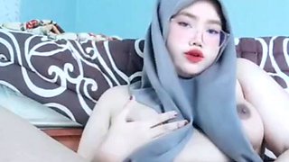 Masturbation of a Horny Jilbab Girl Causes Fluid to Come Out of Her Vagina Until It Is Wet