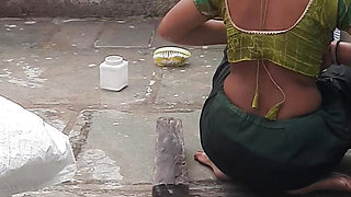 Beautiful maid hot skinny waist Ali asked that I started bathing in the open courtyard of my house, I secretly took a look.