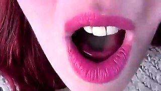 Redhead Deutsche MILF saugt und fickt im Freien