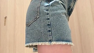 Pervert publicly masturbates in fitting room of retail outlet