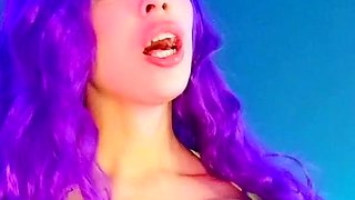 Masturbating loving babe solo toy plays with enthusiasm