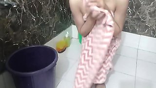 Stepsister Ko Bathroom Me Hi Pakad Ke Chod Diya