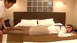 Japanese massage with beauty in pantyhose turns in sex