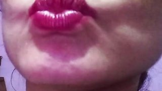 Indian bhabhi give sexy lips kisses to all her fans