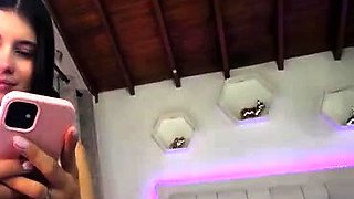 Amateur brunette double toying on webcam